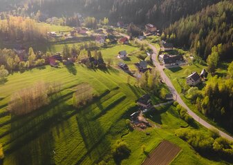Zdjęcie przedstawia wieś polską z lotu ptaka.
