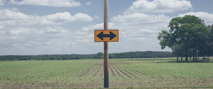 Zdjęcie przedstawia znak drogowy skierowany w dwie strony
