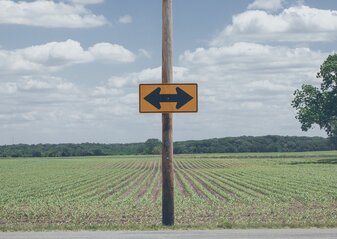 Zdjęcie przedstawia znak drogowy skierowany w dwie strony