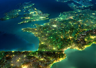 Zdjęcie przedstawia kontynent europejski nocą, z lotu ptaka.