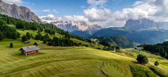Zdjęcie przedstawia krajobraz włoskiej wsi położonej w górzystym terenie.