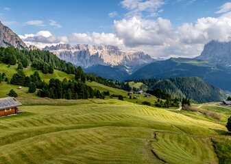 Zdjęcie przedstawia krajobraz włoskiej wsi położonej w górzystym terenie.