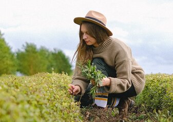 Na zdjęciu znajduje się kobieta pracująca na polu.