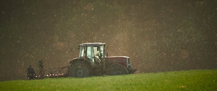 Zdjęcie przedstawia traktor w polu.