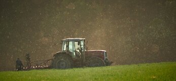 Zdjęcie przedstawia traktor w polu.