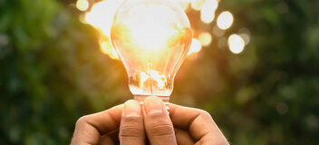 lampka, dłonie, żarówka, światło, innowacje